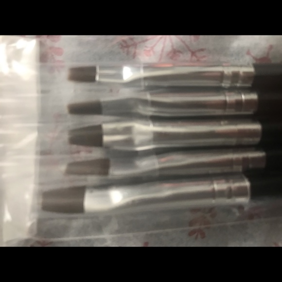 Makeup Brushes & Mascara - Picture 4 of 6